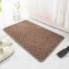 Rutschfester Badteppich gross, braun, mit Strukturaufbau, ideal für Badezimmer.