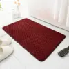 Rutschfester Badteppich gross, rot, mit Struktur, für Badezimmer.