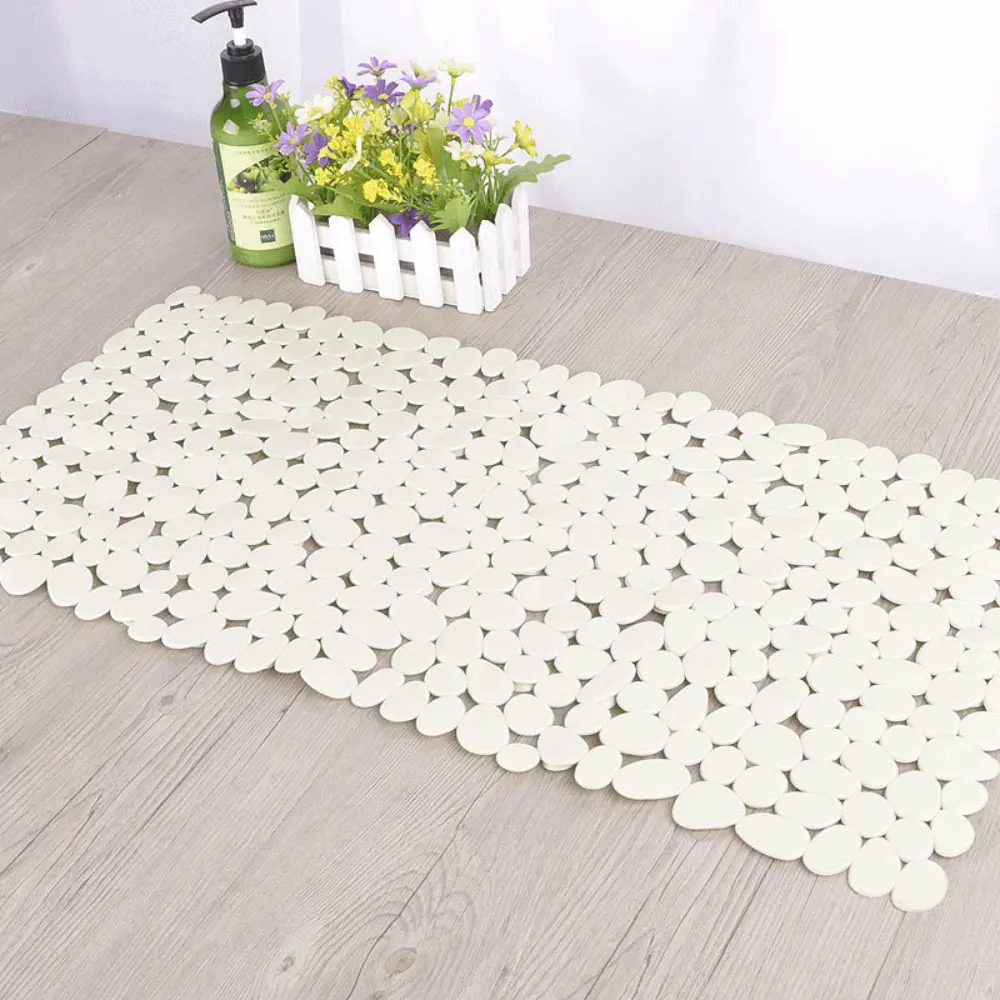 Weisser rutschfester Badteppich Kunststoff Kieselstein Design, ideal für Badezimmer.