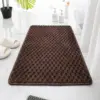 Schokoladenbrauner Badteppich mit rutschfestem Quadermuster, ideal für Badezimmer.