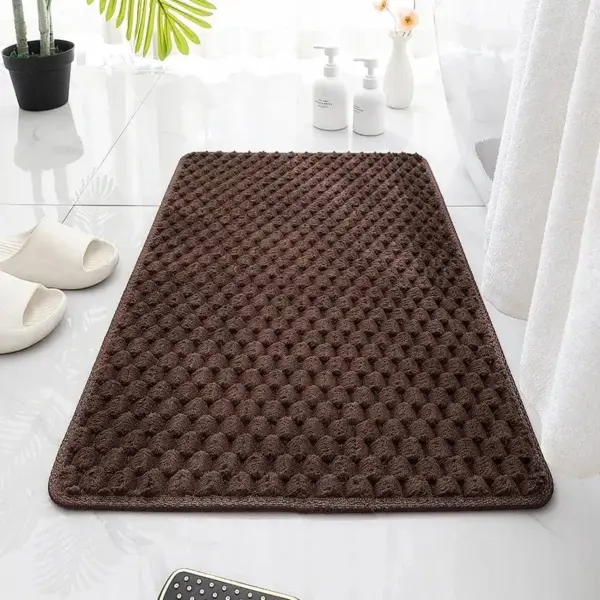 Schokoladenbrauner Badteppich mit rutschfestem Quadermuster, ideal für Badezimmer.