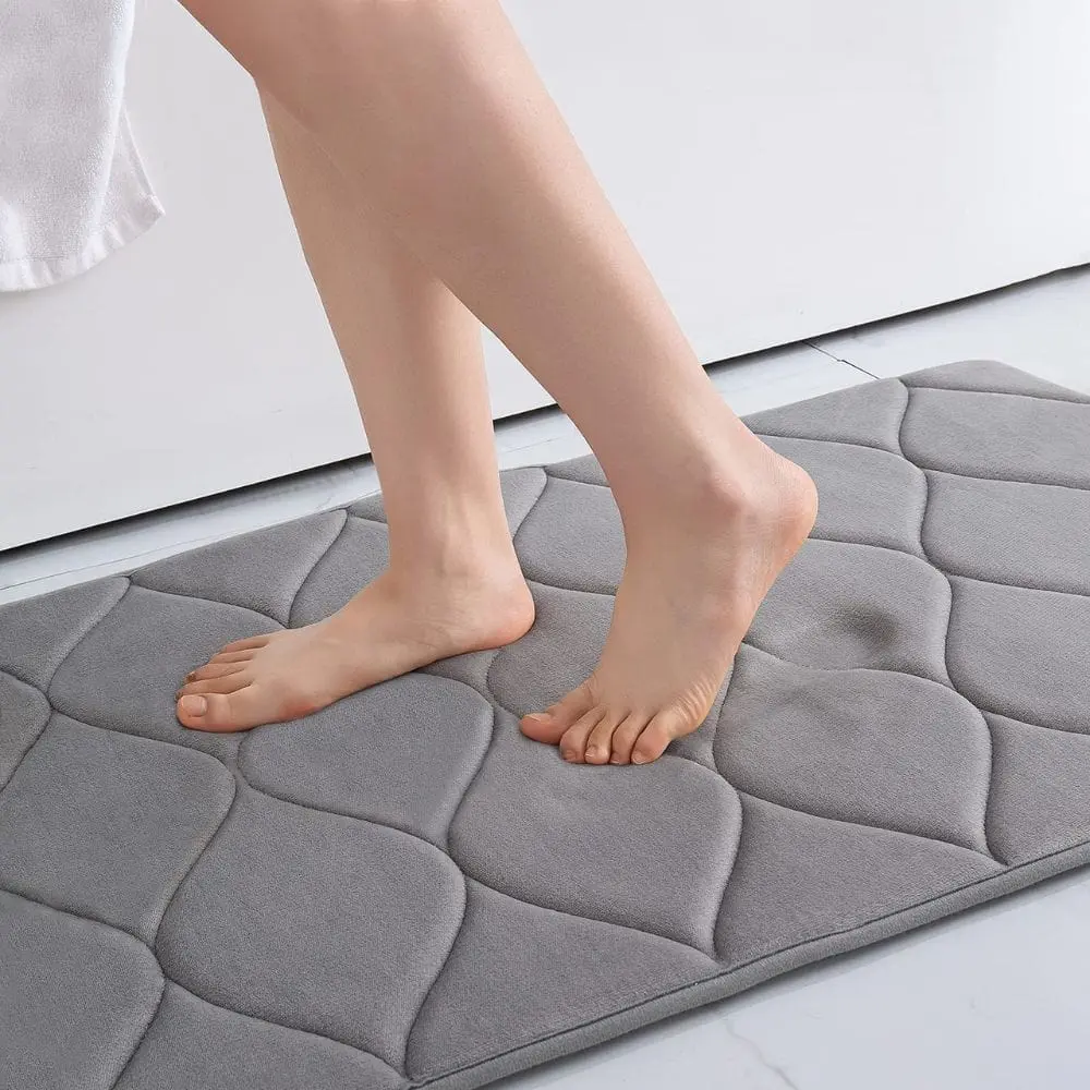 Sehr dicker grauer Badteppich mit Quastenmuster, ideal für Badezimmer und Badematte.