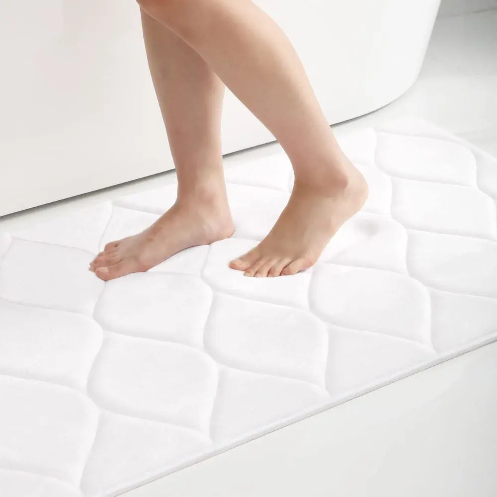 Sehr dicker weißer Badteppich mit Quastenmuster, ideal für Badezimmer und warmes Stehen.