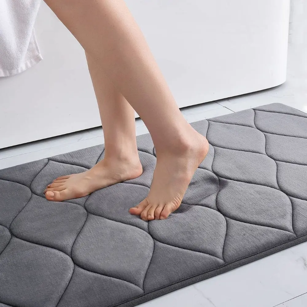 Sehr dicker grauer Badteppich mit Quastenmuster, ideal für Badezimmer und warme Füsse.