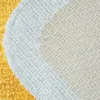 Skandinavischer Badteppich mit rutschfestem Untergrund und weicher Oberfläche in Gelb und Weiß.