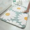 Skandinavischer Badteppich mit grossen weißen Margeriten auf hellblauem Grund, ideal für Badezimmer.