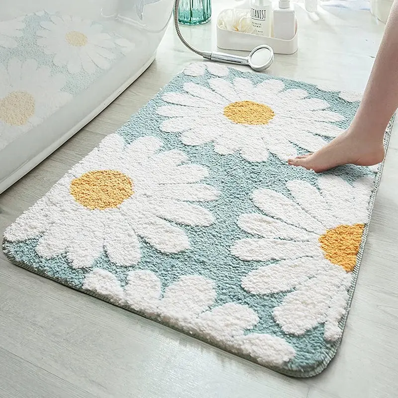 Skandinavischer Badteppich mit grossen weißen Margeriten auf hellblauem Grund, ideal für Badezimmer.