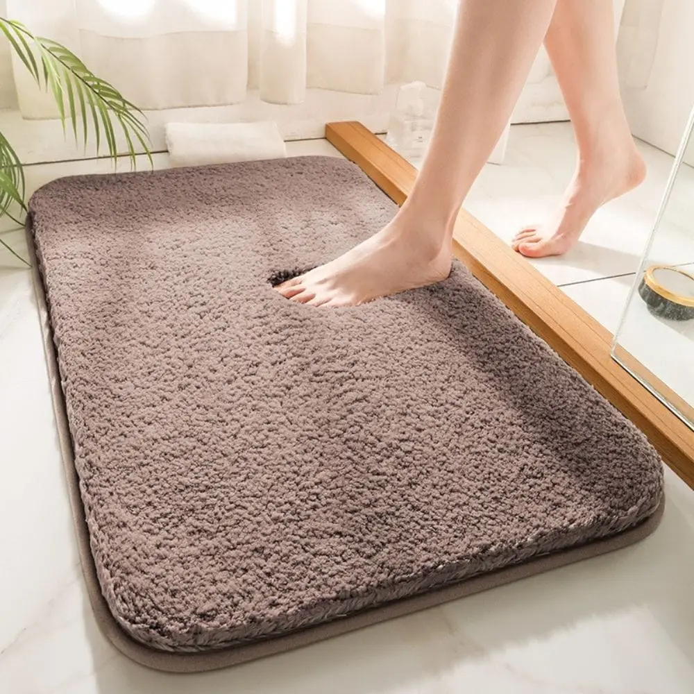 Super-saugfähiger Badteppich in Grau, weich und rutschfest im Badezimmer.