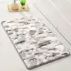 Shaggy Badteppich mit grau-weißem Muster, weiches Material, ideal für Badezimmer.