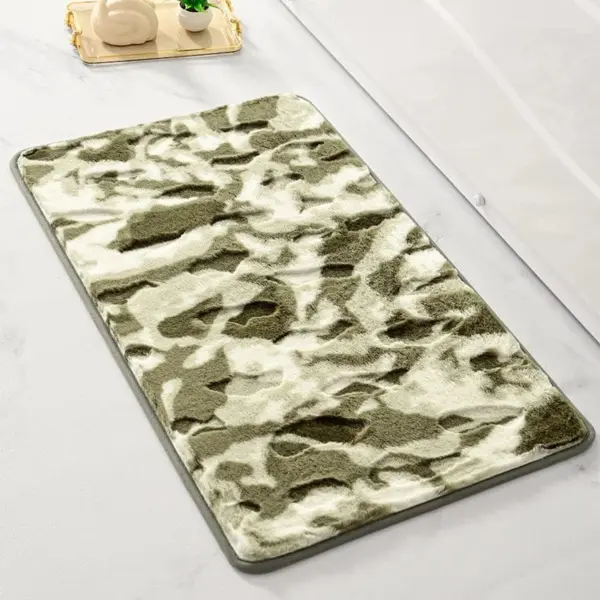 Shaggy Badteppich mit Tarnmuster, grün-creme, weich, für Badezimmer.