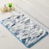 Shaggy Badteppich mit blau-weißem Muster, weicher Textur, ideal für Badezimmer.