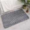 Ultra weicher grauer Badteppich mit runder Textur, ideal für Badezimmer und Wellness.