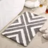 Vintage Badteppich mit grau-weißem Zickzack-Muster, weiches Material, ideal für Badezimmer.