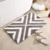 Vintage Badteppich mit grau-weissem Chevron-Muster, weicher Textur, ideal für Badezimmer.