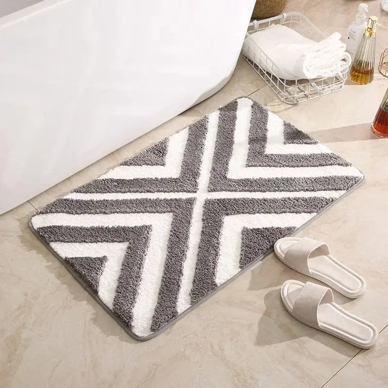 Vintage Badteppich mit grau-weissem Chevron-Muster, weicher Textur, ideal für Badezimmer.