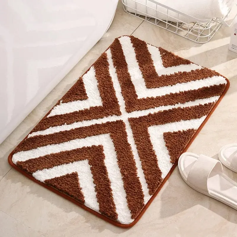 Vintage Badteppich mit braun-weißem Chevron-Muster, weiches Material, ideal für Badezimmer.