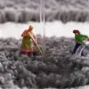 Vintage Badteppich grau, mit Miniaturfiguren und Wasserstrahl, Badezimmer-Textil.