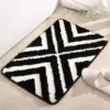 Vintage Badteppich schwarz-weiß, geometrisches Muster, flauschig, Badezimmer-Textil.