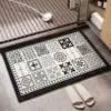 Vinyl Badteppich mit schwarz-weißem Mosaikmuster, rutschfest und pflegeleicht für moderne Bäder.