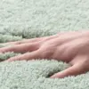 Weiche Badematte in mintfarben, Hand berührt flauschiges Material.