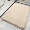 Weiche Badematte in Creme, flauschig und rutschfest, ideal fürs Badezimmer.