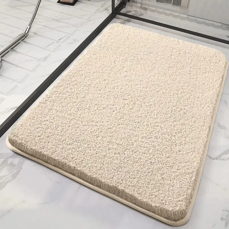 Weiche Badematte in Creme, flauschig und rutschfest, ideal fürs Badezimmer.