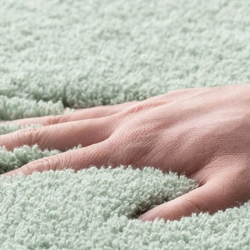 Weiche Badematte in mintfarben, Hand berührt flauschiges Material.