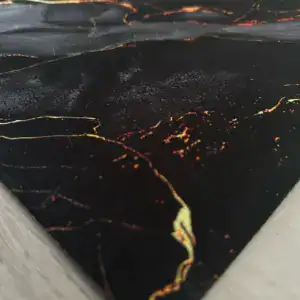Badematte in Schwarz mit goldener Äderung