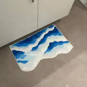 Getuftete Badematte mit Wellenmotiv in Blau und Weiss