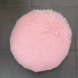 Runde, flauschige Badematte in Rosa