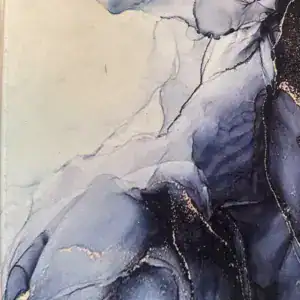 Badematte mit marmorierter Struktur in Blaugrau