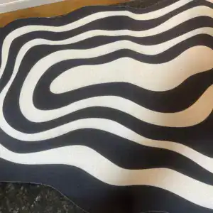 Badematte mit geschwungenem Streifenmuster in Creme und Schwarz